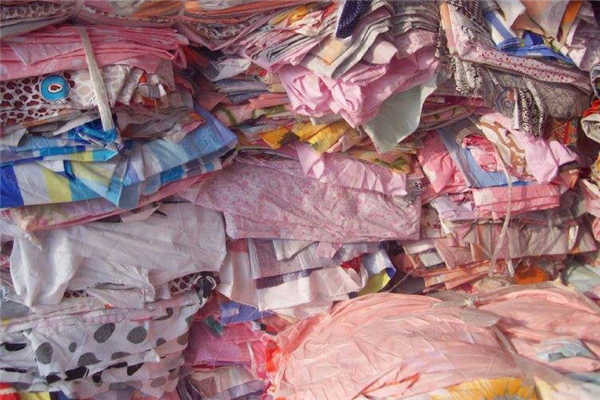 廢舊衣物棄之可惜！利用撕碎機(jī)進(jìn)行回收循環(huán)再利用才是真理