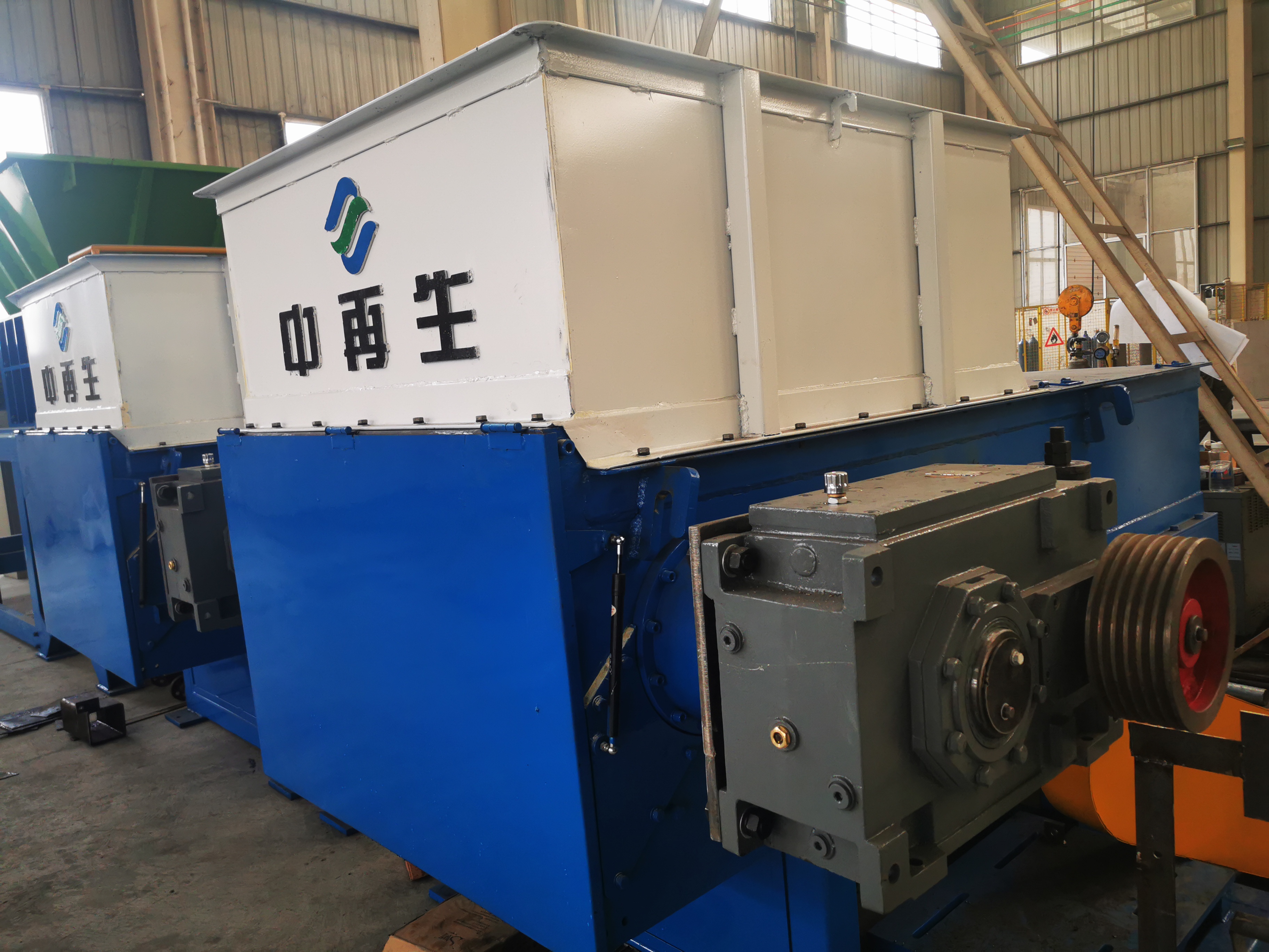 塑料撕碎機使用單軸撕碎機好還是雙軸撕碎機好